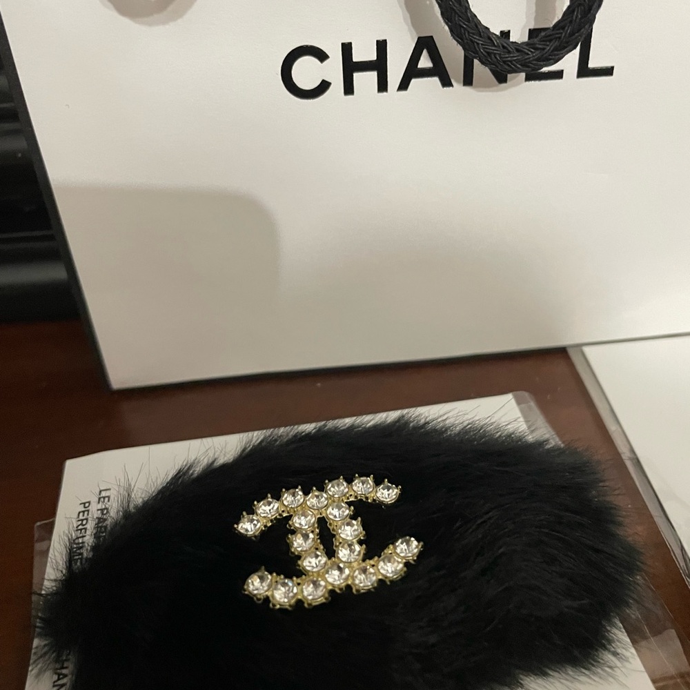 Chanel auth Black Fur Hair Clip 2pc set with gift bag - Picture 6 of 6